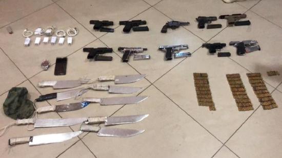 Evidencia policial de las armas y objetos prohibidos decomisados en la cárcel de Guayaquil, el 31 de julio de 2021.