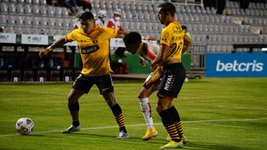 Mario Pineida de Barcelona disputa una pelota en el partido ante Técnico Universitario por la LigaPro, el 31 de julio de 2021.