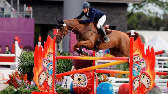 El ecuatoriano Nicolás Wettstein compite en la prueba de salto de obstáculos del concurso completo individual de Equitación durante los Juegos Olímpicos, el lunes 2 de agosto de 2021.