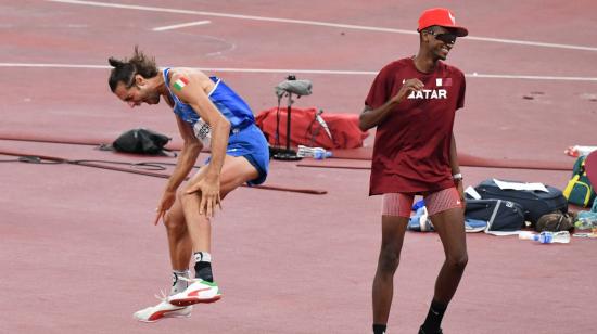 Essa Barshim (der) y Gianmarco Tamberi celebran su medalla de oro compartida en Tokio, el 1 de agosto de 2021.