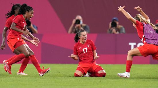 Las jugadoras de la selección de Canadá celebran el gol de Jessie Fleming, en la semifinal frente a Estados Unidos.