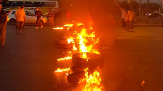 Manifestantes de la UNE cerraron el puente de la Unidad Nacional, la mañana del 2 de agosto de 2021. 