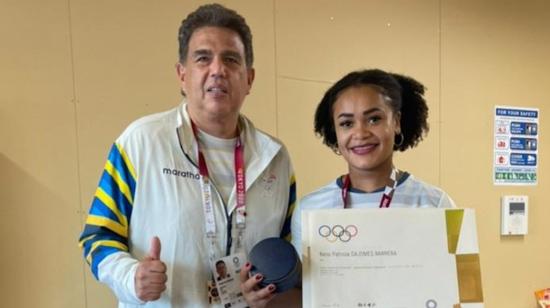 Augusto Morán, presidente del COE, junto a Neisi Dajomes en el recibimiento de su diploma olímpico, el martes 3 de agosto de 2021.