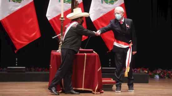 El presidente Pedro Castillo mientras toma juramento al ministro de Exteriores Héctor Béjar. 29 de julio de 2021