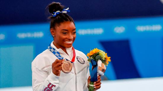 La estadounidense Simone Biles celebra en el podio tras conseguir la medalla de bronce en la final de barra de equilibrio femenina de Gimnasia Artística, el martes 3 de agosto de 2021.