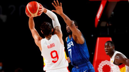 Ricky Rubio de España disputa el balón con Kevin Durant de Estados Unidos durante el partido por los cuartos de final de baloncesto masculino en los Juegos Olímpicos.