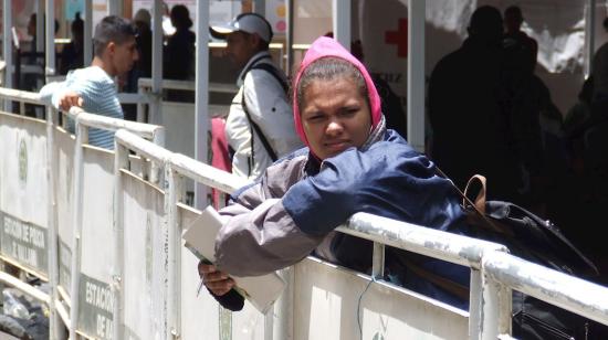 Fotografía del 26 de agosto. Numerosas familias venezolanas están a la espera de poder cruzar la frontera y entrar a Ecuador desde el Paso de Rumichaca, frontera con Colombia.