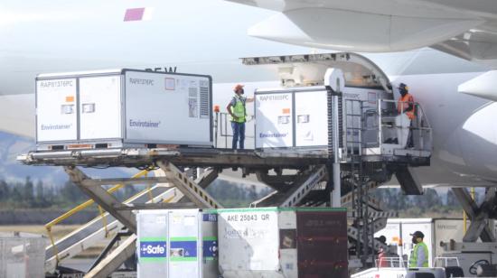 Trabajadores del aeropuerto Mariscal Sucre de Quito reciben el cargamento de 200.000 dosis de la vacuna CanSino, el 3 de agosto de 2021.