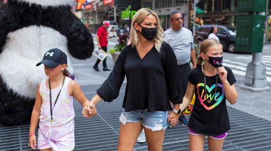 Ciudadanos con mascarilla en el Times Square, en Nueva York. 27 de julio de 2021