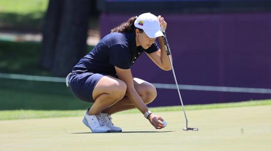 Daniela Darquea acomoda una pelota en los Juegos Olímpicos de Tokio, el 3 de agosto de 2021.