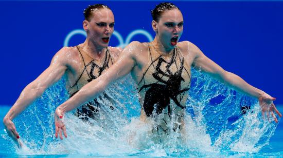 Svetlana Kolesnichenko y Svetlana Romashina de Rusia actúan en el preliminar de natación artística libre dúo femenino, este miércoles 4 de agosto de 2021.