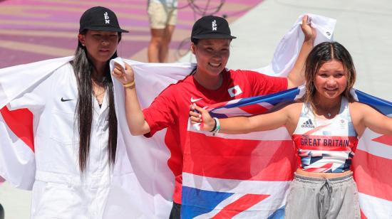 La medallista de oro Sakura Yosozumi (centro) de Japón, la medallista de plata Kokona Hiraki (izquierda) de Japón y la medallista de bronce Sky Brown (derecha) de Gran Bretaña celebran en el podio sus logros en la modalidad de skate de parque.