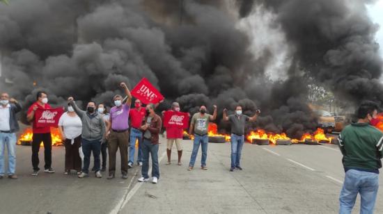 El Frente Popular del Guayas, la UNE y la FESE quemaron llantas en la avenida Narcisa de Jesús, en Guayaquil, para exigir a la Corte Constitucional que deseche las demandas de inconstitucionalidad planteadas a las reformas a la LOEI.