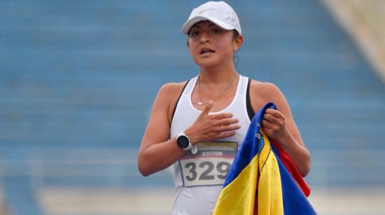 La ecuatoriana Glenda Morejón celebra la medalla de oro lograda el 29 de mayo de 2021, en la prueba de los 20.000 metros marcha, durante la edición 52 del Sudamericano de Atletismo en Guayaquil.