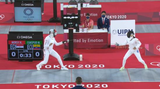 La pentatleta ecuatoriana, Marcela Cuaspud, en uno de sus duelos de esgrima en su debut en Tokio.