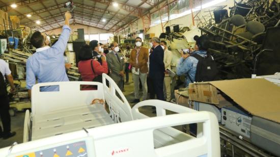 Francisco Andino, gerente del Teodoro Maldonado Carbo, y Vicente Taiano, gobernador del Guayas, recorrieron las bodegas del hospital el 4 de agosto de 2021.