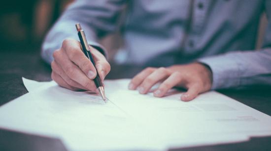 Imagen referencial de un hombre firmando un contrato. 