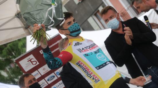 El francés Maxime Chevalier luce la camiseta amarilla, de primer líder, del Tour de Savoie, después de ganar el prólogo, el miércoles 4 de agosto de 2021. 