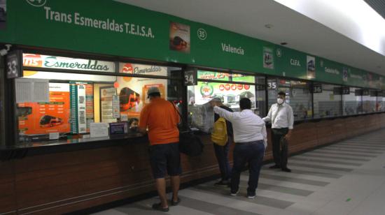 Personas compran pasajes de autobús en la Terminal Terrestre de Guayaquil, el 23 de julio de 2021. 