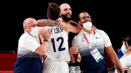 Nando de Colo celebra con sus compañeros la clasificación de Francia a la final de baloncesto de los Juegos de Tokio, el 5 de agosto de 2021. 