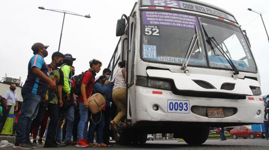 Agentes realizan controles de aforo en el transporte público en Guayaquil este 15 de julio de 2021.