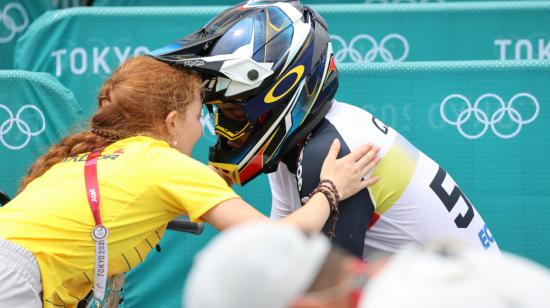 Alfredo Campo junto a su esposa, Ana María Crespo, en la final de BMX en Tokio 2021, el 29 de julio.