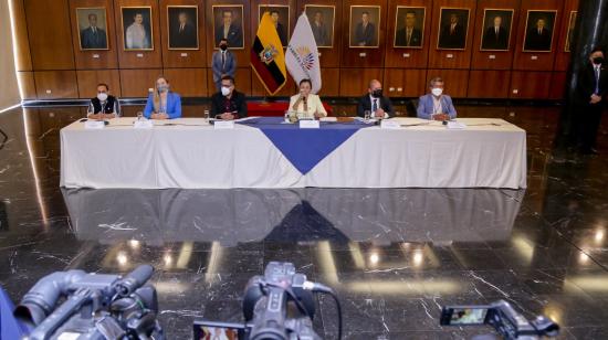 La presidenta de la Asamblea, Guadalupe Llori, en rueda de prensa junto a los jefes de bancada ID y Creo este 4 de agosto de 2021.