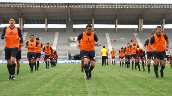 Los árbitros ecuatorianos entrenan durante un curso de FIFA, en Guayaquil, el 15 de junio de 2021.