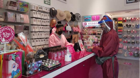 Una mujer compra en un local en el Condado Shopping, en el norte de Quito, el 3 de junio de 2020. 