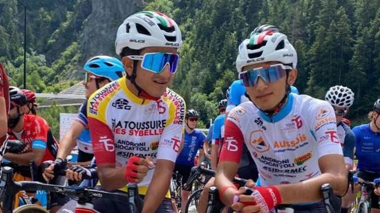 Alexander Cepeda junto a Santiago Umba, antes del comienzo de la Etapa 3 del Tour de Savoie, el 7 de agosto de 2021.