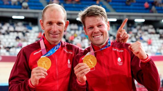 Michael Morkov y Lasse Hansen, con sus medallas de oro después de la carrera de madison en Tokio, el 7 de agosto de 2021. 