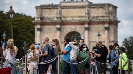 Turistas esperan afuera de un sitio emblemático en París, Francia, el 5 de agosto de 2021.