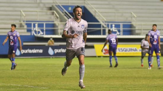 Sebastián Rodríguez festeja el gol de penal que le convirtió al Delfín en la victoria de Emelec, el domingo 8 de agosto de 2021. 