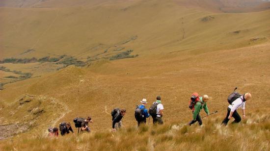 Imagen referencial. Turistas recorren la zona del Pasochoa, en Pichincha, en 2020.