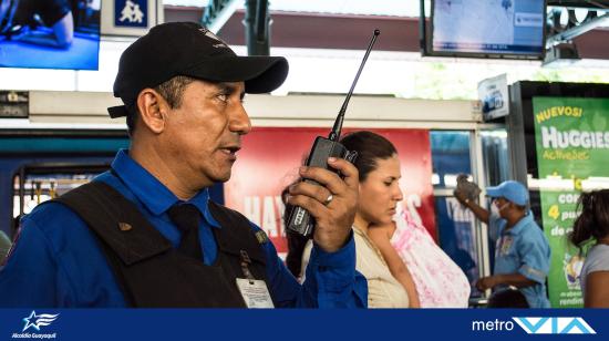 Un guardia controla la seguridad en una estación de la Metrovía, en Guayaquil.