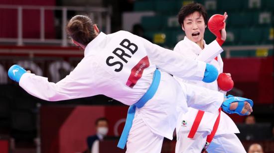 Xiaoyan Yin (rojo) de China en acción contra Jovana Prekovic (azul) de Serbia durante el combate por la medalla de oro de Kumite -61kg femenino durante los eventos de karate de los Juegos Olímpicos de Tokio en el estadio Nippon Budokan en Tokio, el 6 de agosto de 2021.