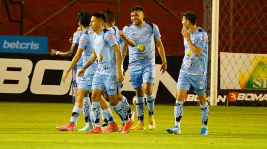 Los jugadores de Macará celebran uno de los goles en la victoria ante Olmedo, el lunes 9 de agosto de 2021.