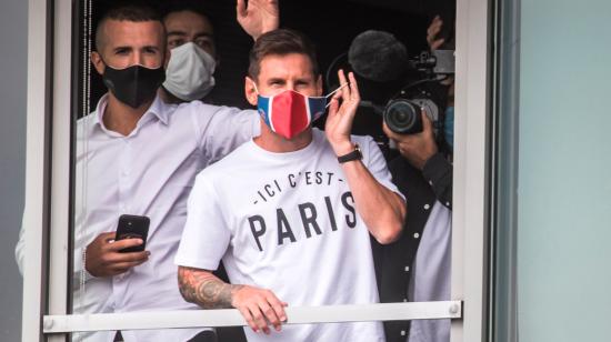 El argentino Lionel Messi saluda a la afición con la mascarilla del PSG en su llegada al aeropuerto de Le Bourget, el 10 de agosto de 2021.