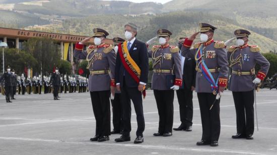 El presidente Guillermo Lasso durante la ceremonia militar por el 10 de agosto, en Quito.