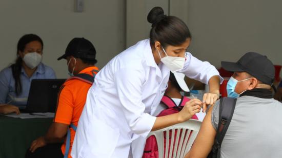 Una enfermera aplica la segunda dosis de la vacuna a un hombre, el 10 de agosto de 2021, en Guayaquil.