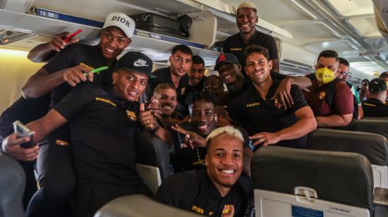 Los jugadores de Barcelona sonríen en el avión antes de su viaje a Brasil, el 10 de agosto de 2021.