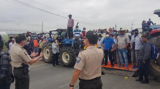 Agentes de la Policía lograron despejar la vía Guayaquil-Samborondón, bloqueada por los arroceros, el 11 de agosto de 2021.