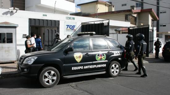 Personal del GIR ingresa al TCE para hacer una revisión ante una amenaza de bomba, este 11 de agosto de 2021.