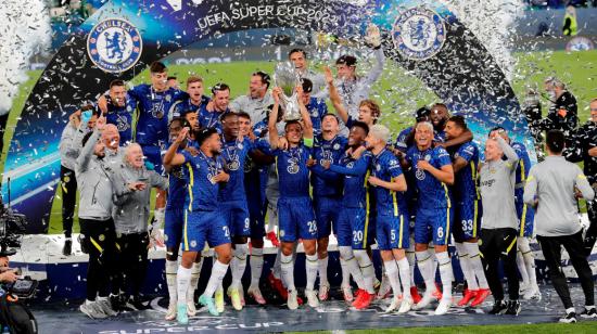 El capitán del Chelsea FC, Cesar Azpilicueta, levanta la Supercopa de Europa que ganaron al imponerse al Villarreal CF en el partido la final, el miércoles 11 de agosto de 2021.