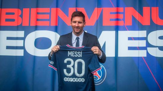 El delantero argentino Lionel Messi posa con su nueva camiseta del PSG después de su conferencia de prensa como parte de su presentación oficial en el estadio Parc des Princes, en París, el 11 de agosto de 2021.