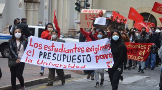 Maestros y trabajadores en la marcha de protesta contra el Gobierno, el 11 de agosto de 2021, en Cuenca.