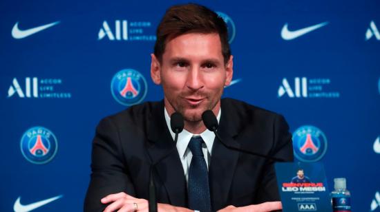 El delantero argentino Lionel Messi durante la rueda de prensa de su presentación oficial como jugador del Paris Saint-Germain, en el estadio Parque de los Príncipes, el 11 de agosto de 2021. 