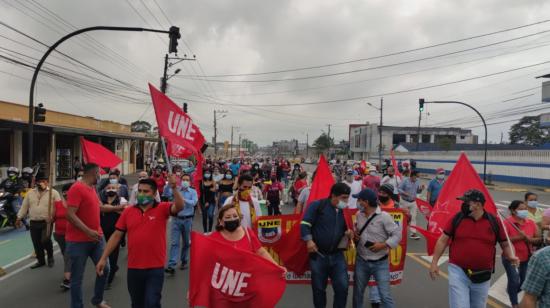 Un centenar de maestros protestó en contra del Gobierno, el 11 de agosto, en Guayaquil. 