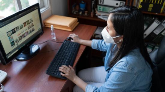 Imagen referencial. Una mujer teletrabaja en junio de 2021.