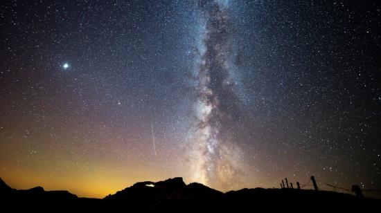 Perseidas junto a la Vía Láctea la madrugada del viernes 13 de agosto desde el pico Tres Mares, en Cantabria (España). 